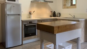 Een moderne keuken met een ingebouwde magnetron, oven en spoelbak.