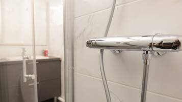 Shower, free toiletries, towels