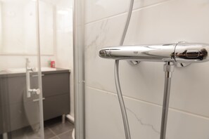 Shower, free toiletries, towels