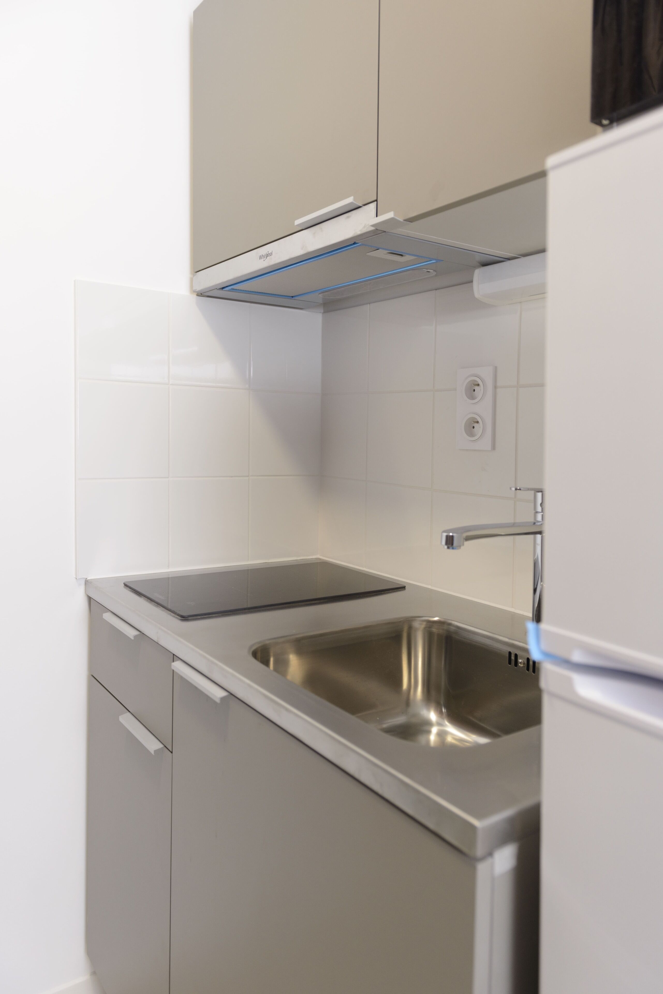 大冰箱、微波炉、烤箱、炉灶