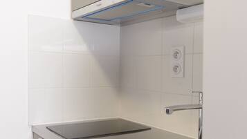 Refrigerador con congelador, microondas, horno y parrilla de estufa