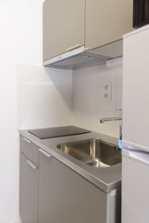 Grand réfrigérateur, micro-ondes, four, plaque de cuisson