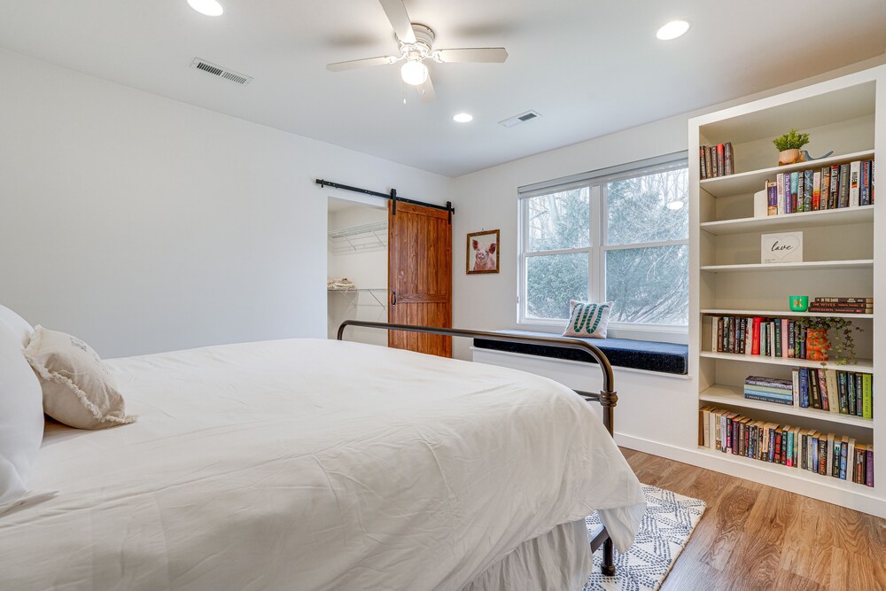 Cottage w/ Fire Pit Walk to Little Paw Paw Lake! Paw Paw Lake Vrbo