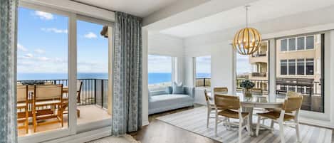 Smart TV, chimenea, libros y estéreo