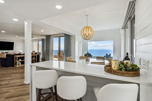 TV connectée, cheminée, livres, chaîne hi-fi