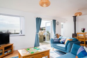 TV, fireplace - Beachside, Sea Views, Parking, Garden & log burner (Praa Sands)