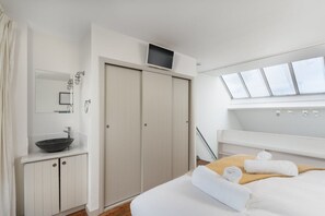 1 bedroom, iron/ironing board, travel crib, WiFi - 22 Piazza, Superb Views over Porthmeor Beach. (Saint Ives)