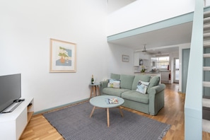 TV - 22 Piazza, Superb Views over Porthmeor Beach. (Saint Ives)
