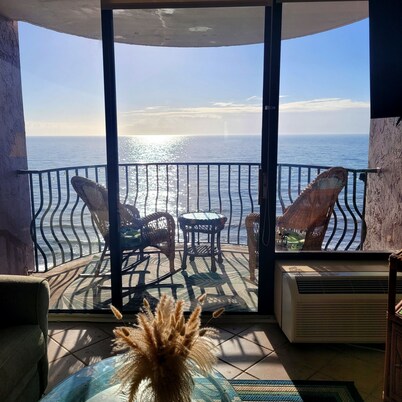 Romantic 14th floor w/ a WOW view! Oceanfront King - Full condo, pools, hot tubs