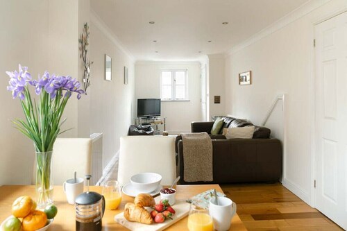Central Home Near The Sea and Town with 2 Bedrooms