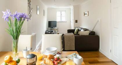 Central Home Near The Sea and Town with 2 Bedrooms
