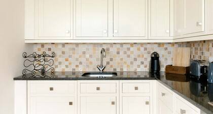 Central Home Near The Sea and Town with 2 Bedrooms