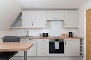 Frigorifero, forno, piano cottura, lavastoviglie