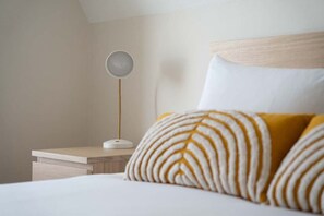 1 bedroom, WiFi, bed sheets - Sea View Modern 1BR Apartment near to centre (St Ives)