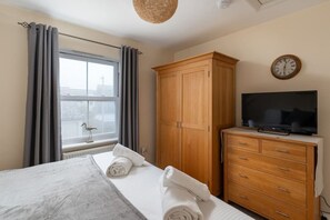 4 habitaciones, tabla de planchar con plancha, cuna de viaje y wifi