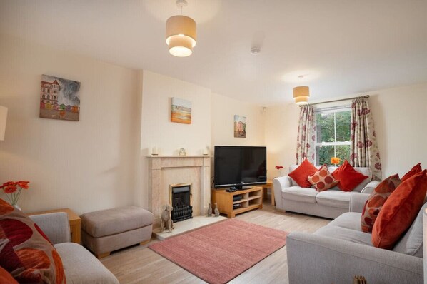 TV, fireplace