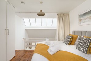 1 chambre, bureau, fer et planche à repasser, lit parapluie