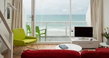 Light and airy beachside apt