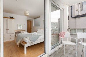 2 bedrooms, iron/ironing board, travel cot, WiFi - Sea views and great location (St Ives)