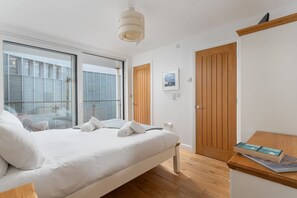 2 bedrooms, iron/ironing board, travel crib, WiFi - Sea views and great location (St Ives)