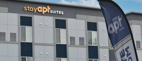 Un edifici amb un cartell que diu "stayapt SUITES".