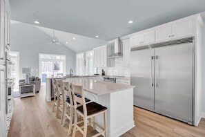 雪櫃、微波爐、焗爐、爐具