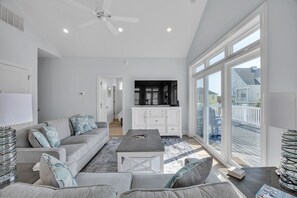 Smart TV - New 6 Bedroom, 6.5 Bathroom Oceanfront Home in Ocean Ridge w. Hot Tub (North Topsail Beach)