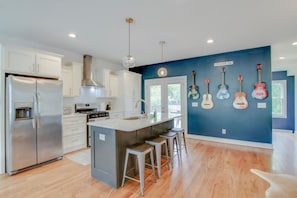 冷蔵庫、電子レンジ、オーブン、コンロ