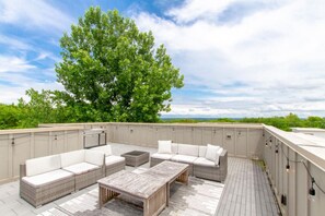 Terrace/patio - Howdy House - New & Trendy - Rooftop Deck (Nashville)