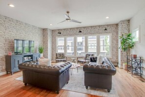 TV - Howdy House - New & Trendy - Rooftop Deck (Nashville)