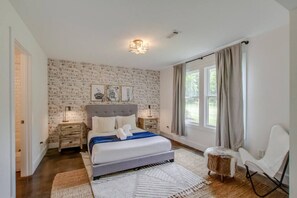 3 bedrooms, iron/ironing board, WiFi, bed sheets - Howdy House - New & Trendy - Rooftop Deck (Nashville)