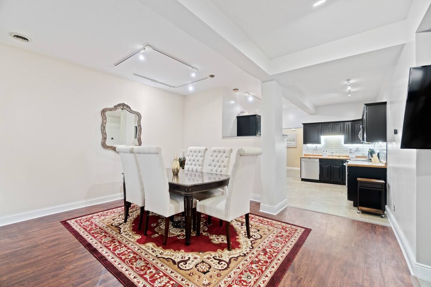 Historic Mansion Apartment 1 W Many Amenities.