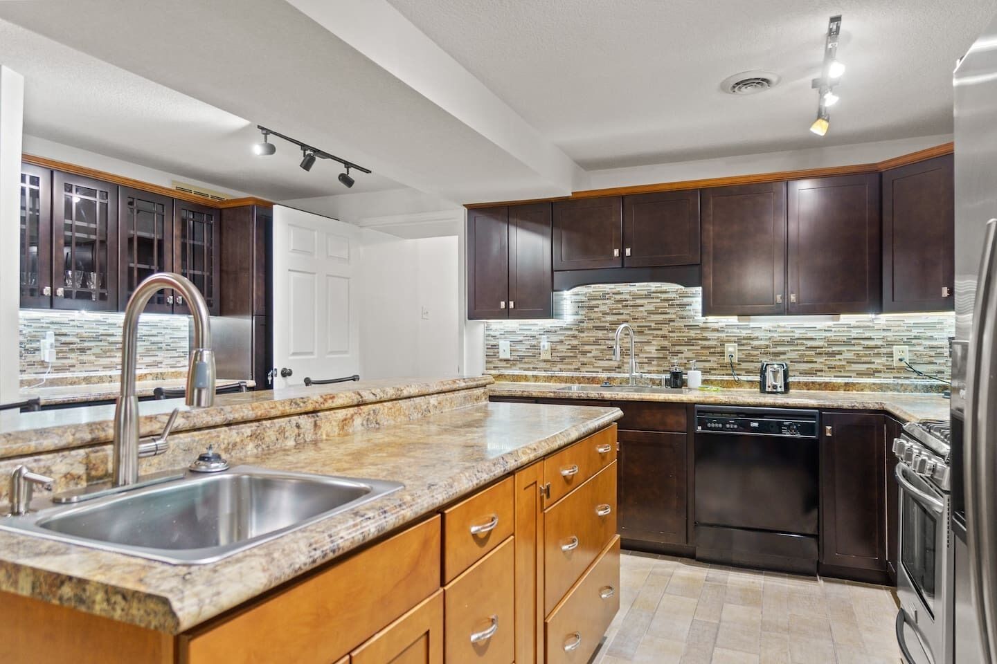 Historic Mansion Apt 4 w/Ping-Pong & Free Parking