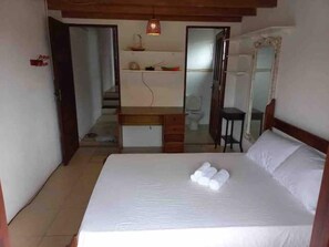 2 bedrooms, desk, iron/ironing board, WiFi