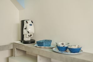 Superior Triple Room | Desk, free WiFi, bed sheets - Le rondinelle rooms  (Procida)