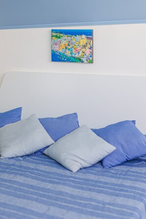 Superior Triple Room | Desk, free WiFi, bed sheets - Le rondinelle rooms  (Procida)
