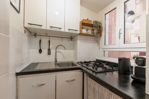 Kühlschrank, Herdplatte, Wasserkocher mit Kaffee-/Teezubehör