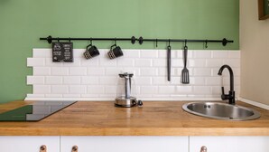 Coffee/tea maker, fridge, stovetop, cookware/dishes/utensils - KOS - Studio Colosseo (Roma)