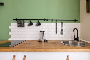 Fridge, stovetop, coffee/tea maker, cookware/dishes/utensils - KOS - Studio Colosseo (Roma)