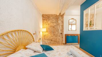 1 dormitori, planxa i posts de planxar i un bressol de viatge