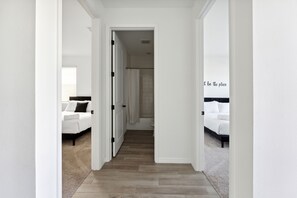 Room - Luxury 3BR Home near Disney - GameRoom, Pool, Golf, BBQ, Tennis, Gym, Volleyball (Davenport)