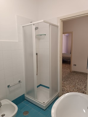 Doppelzimmer | Badezimmer | Dusche, Regendusche, Haartrockner, Bidet