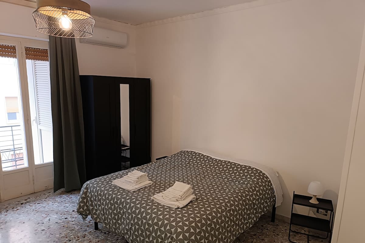 Kamer, 1 twee- of 2 eenpersoonsbedden | Donzen dekbedden, een bureau, een laptopwerkplek