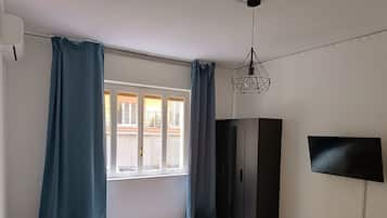 Habitación doble | Edredón, escritorio y espacio para trabajar con laptop