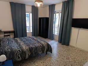 Triple Room | Down duvets, desk, laptop workspace, blackout curtains - B&B Napoli Fuorigrotta (Naples)