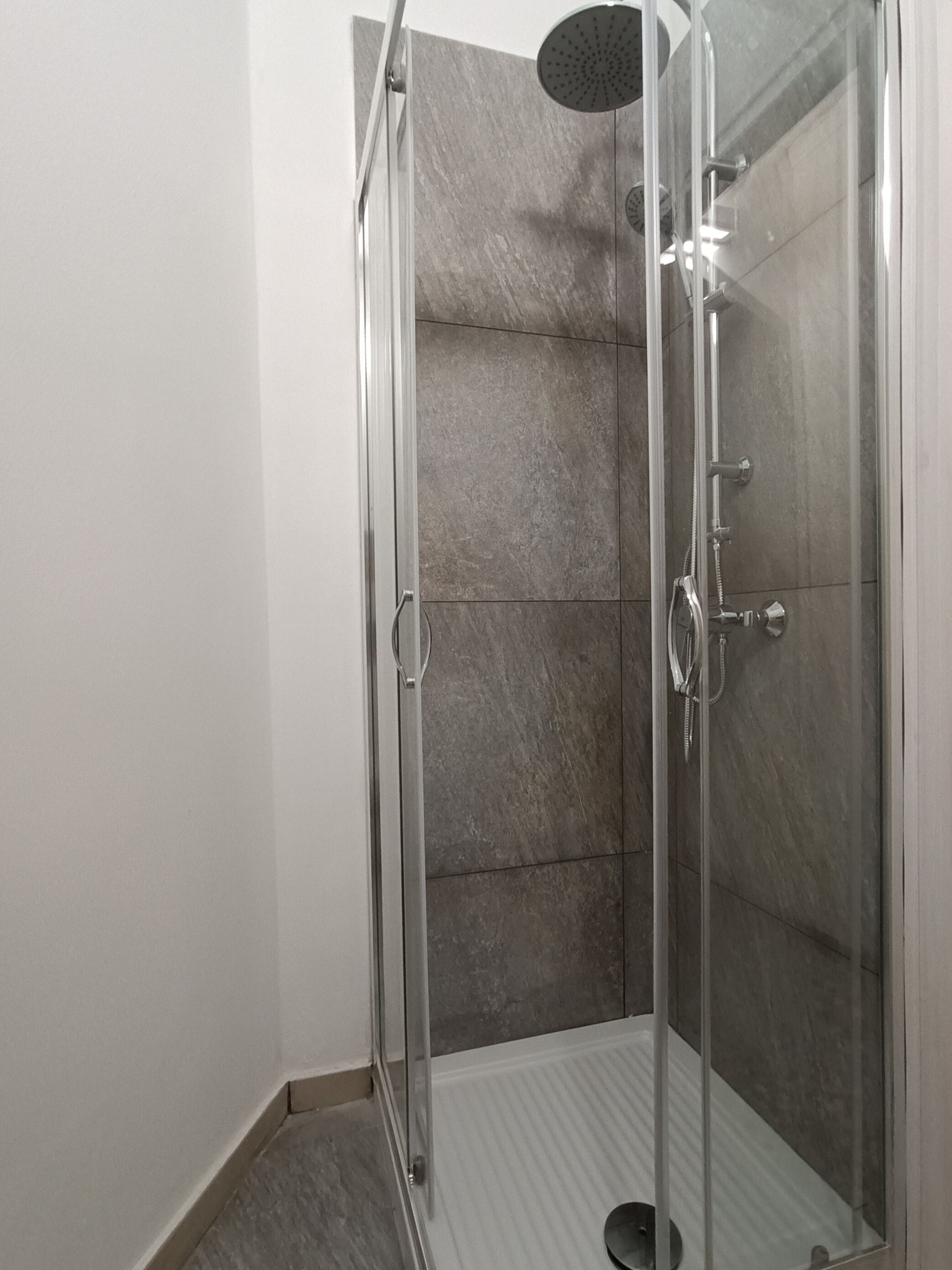 Triple Room | Bathroom | Shower, rainfall showerhead, hair dryer, bidet