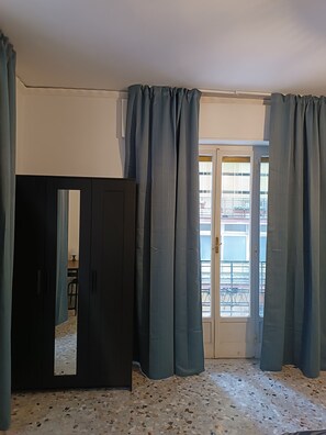 Habitació triple | 1 dormitori, cobrellits i escriptori 