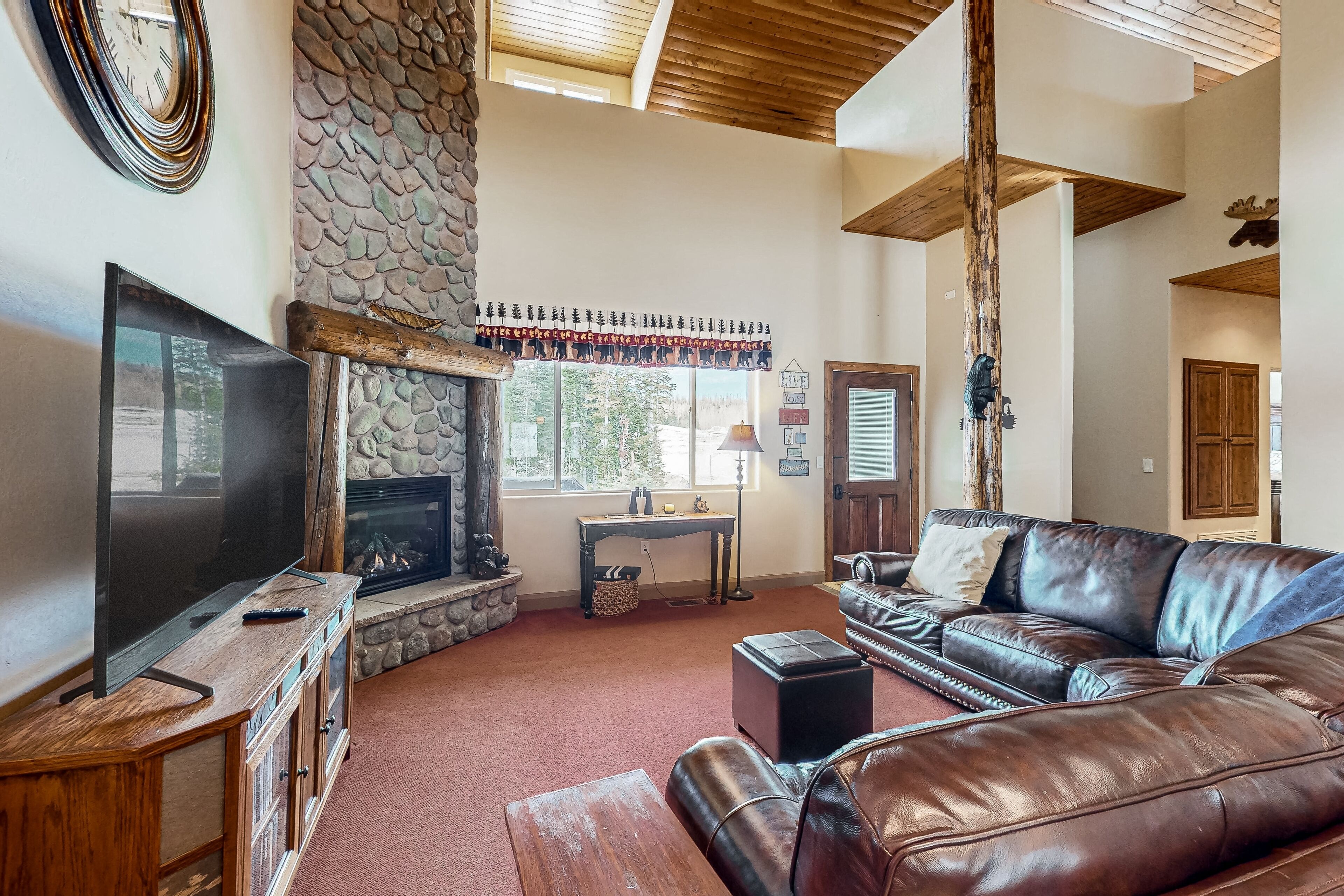 Townhouse with fast WiFi & foosball/video game table - walk to Navajo Ski slope