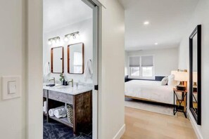 5 soverom, skrivebord, strykejern/-brett og reiseseng for barn