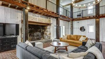 Een smart-tv, een open haard, een dvd-speler en tafelvoetbal